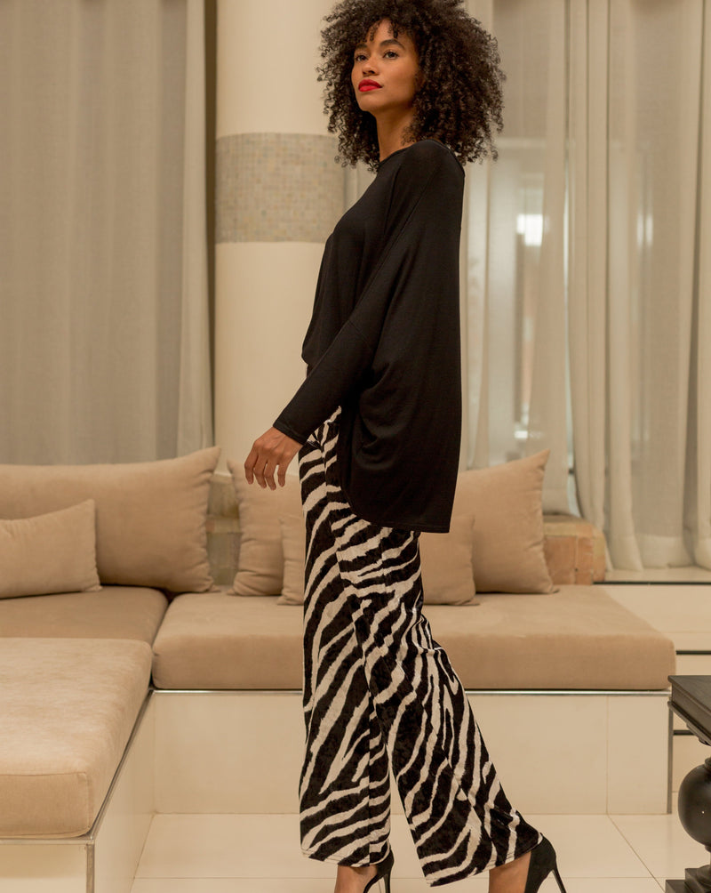 Découvrez notre pantalon fluide en velours. Une collection créée spécialement pour les fêtes de fin d'année.