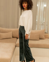 Découvrez notre pantalon fluide en velours. Une collection créée spécialement pour les fêtes de fin d'année.