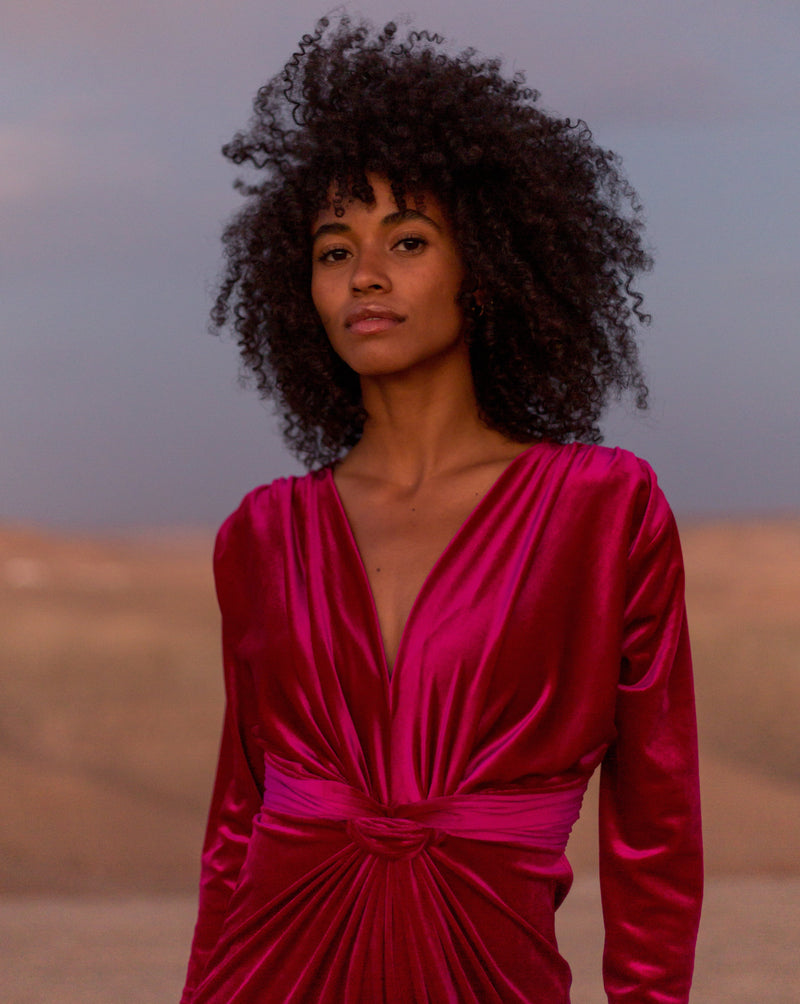 Robe en velours, féminine et agréable à porter. Collection spéciale fêtes de fin de d’années. 