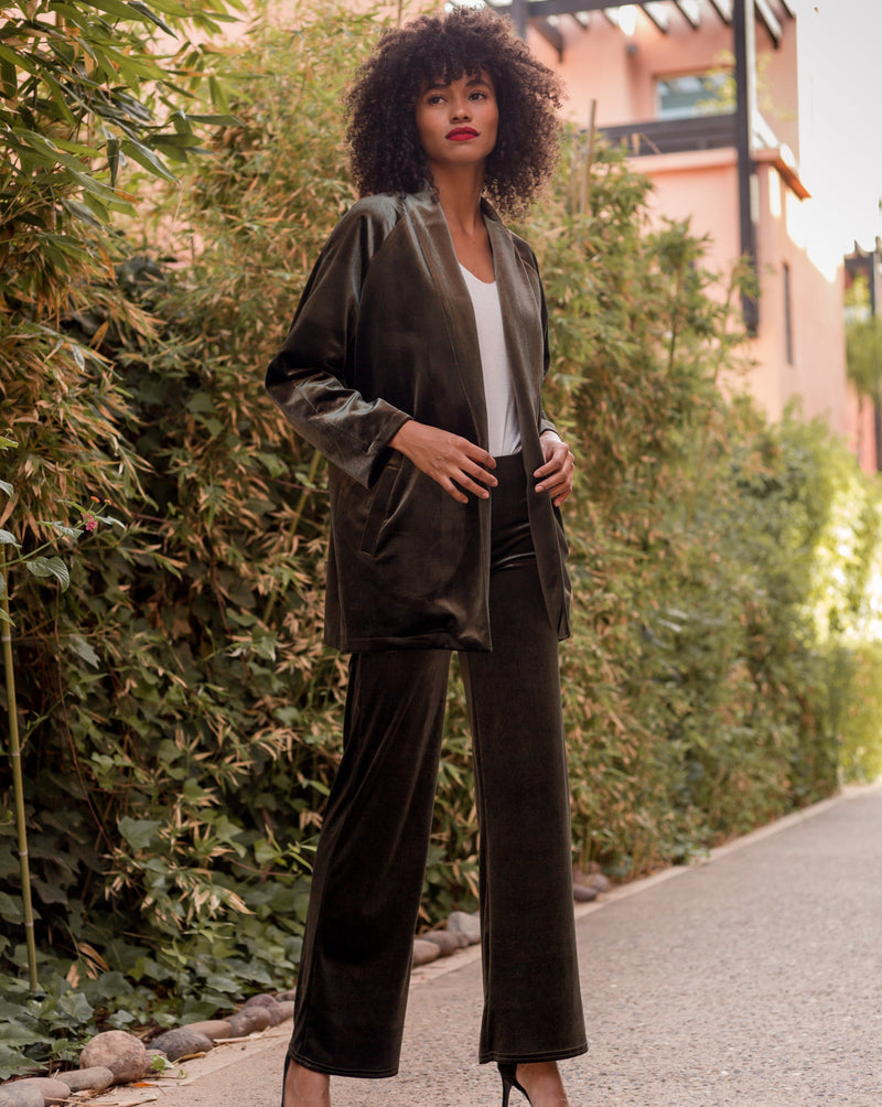 Découvrez notre pantalon fluide en velours. Une collection créée spécialement pour les fêtes de fin d'année.