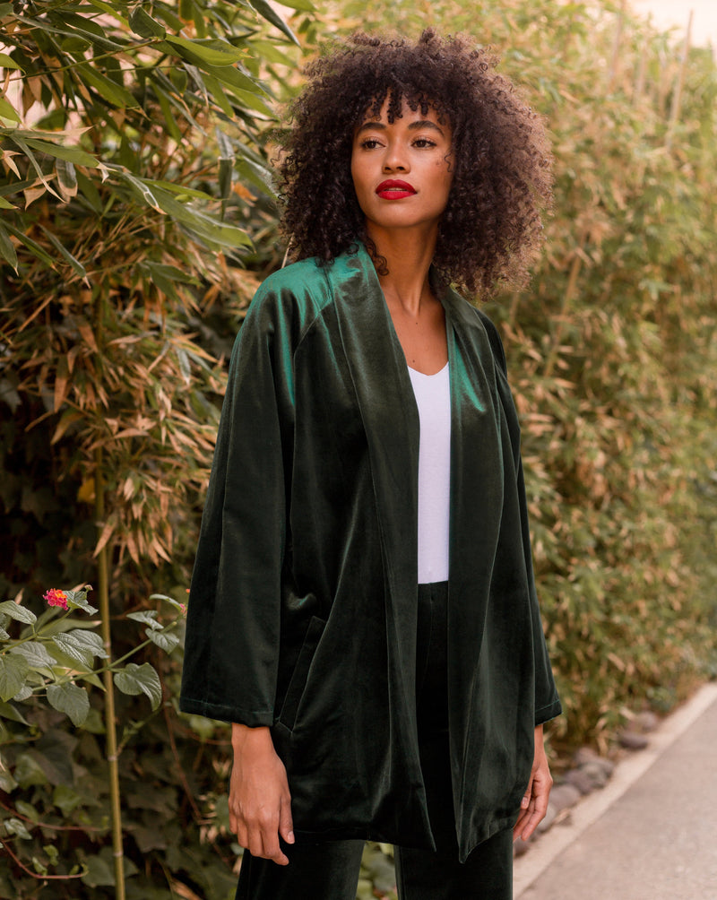 Découvrez notre veste oversize en velours. Une collection créée spécialement pour les fêtes de fin d'année.